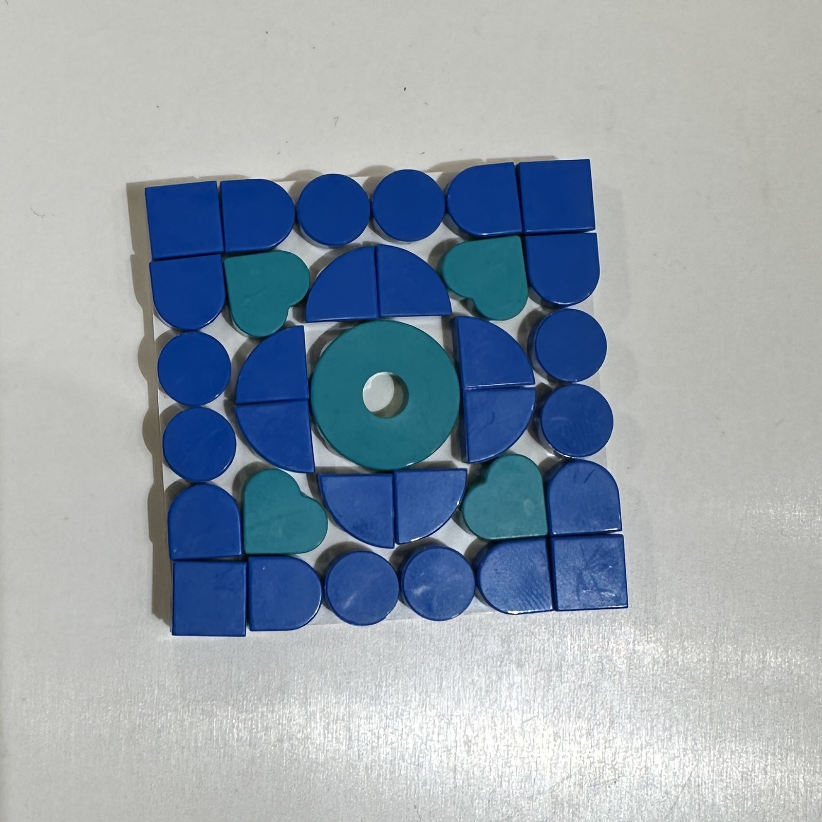 Mosaico LEGO® terminado, diseño en azul y verde