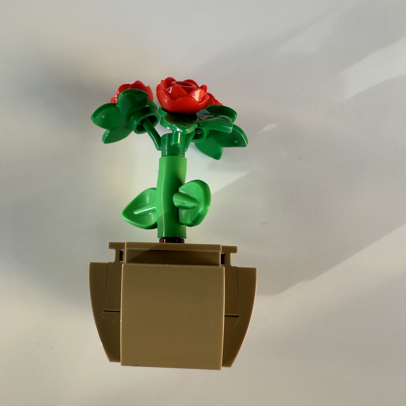 Flores LEGO® terminadas, detalle de la maceta