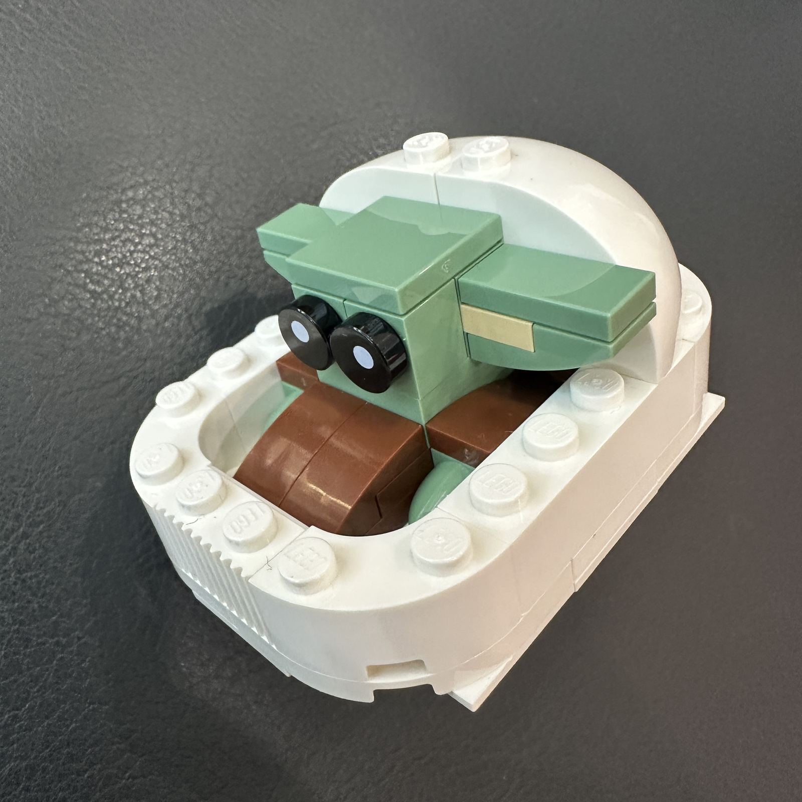 Grogu LEGO® terminado, otro ángulo