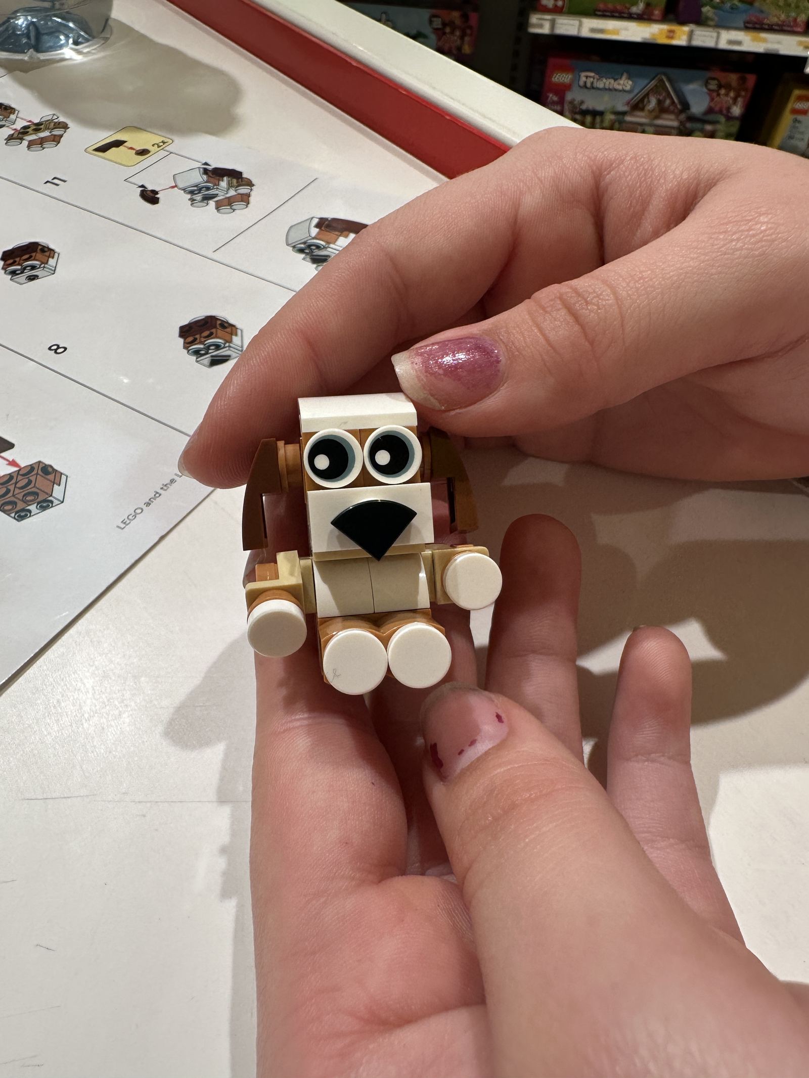 Perrito LEGO® terminado, sujeto en la mano