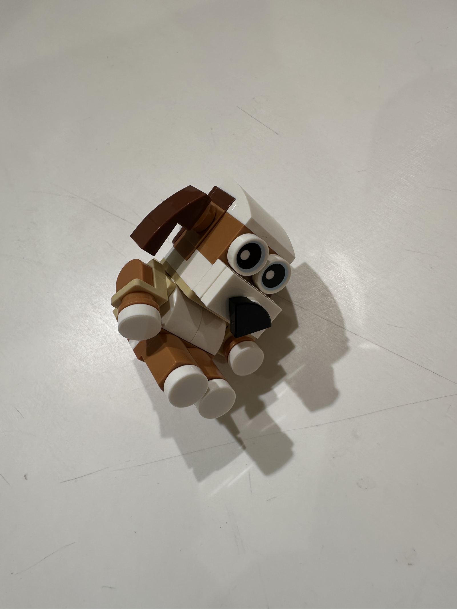 Segunda versión del Perrito LEGO®, en tonos marrón y blanco