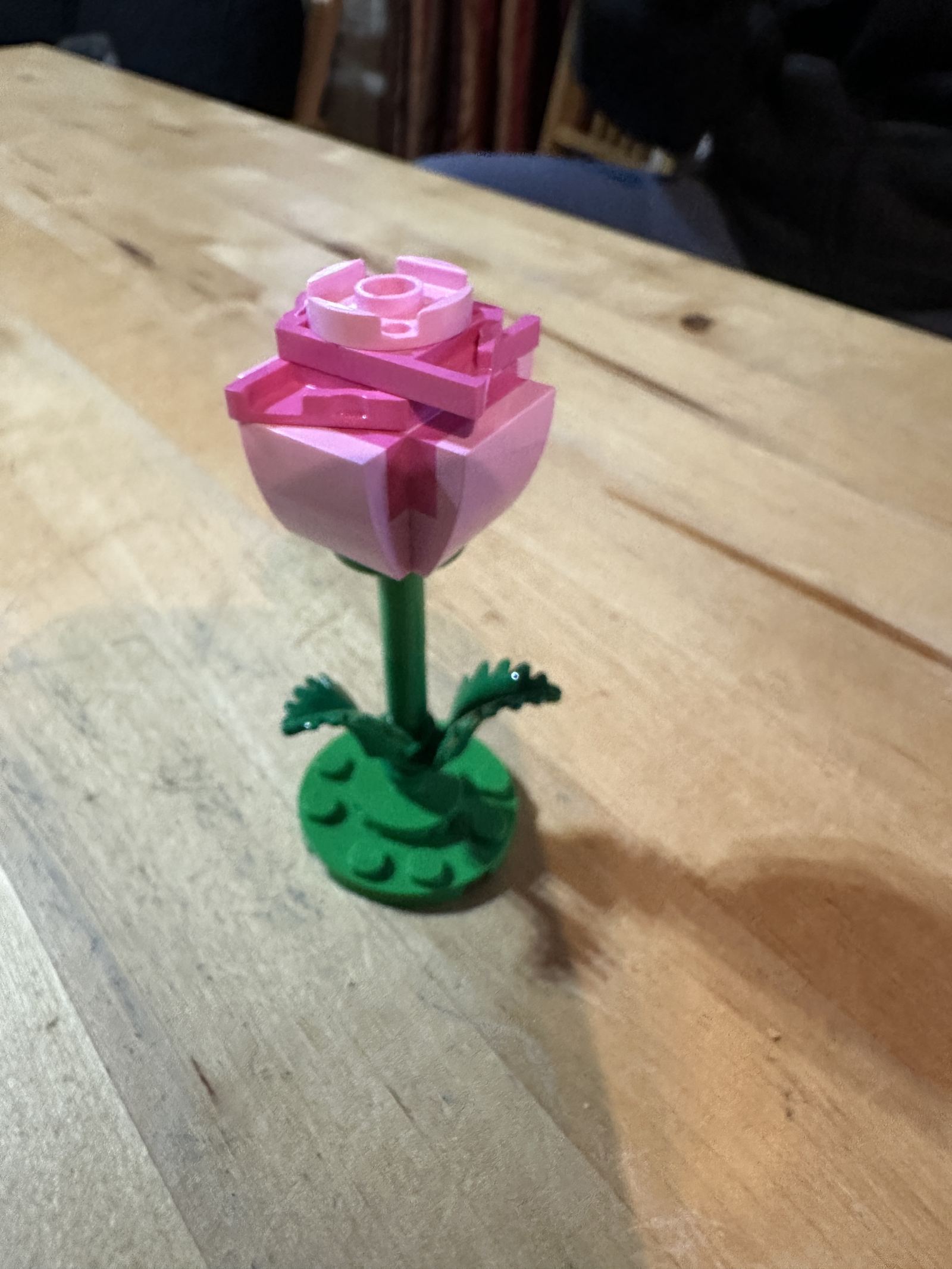 Rosa LEGO® terminada, sobre una mesa de madera